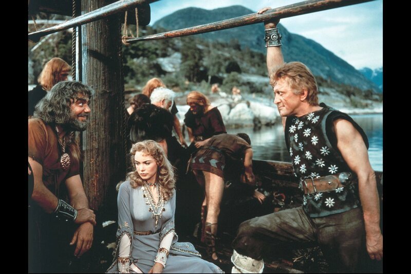 Prinzessin Morgana (Janet Leigh, Mi.) ist den Wikingern Ragnar (Ernest Borgnine, li.) und Einar (Kirk Douglas, re.) in die Hände gefallen. – Bild: ZDF /​ © Metro-Goldwyn-Mayer Studios Inc.