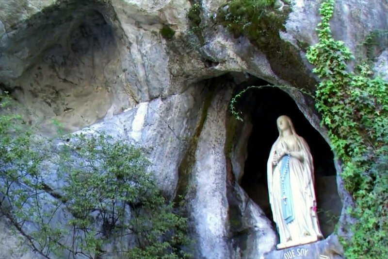 Sternstunde Religion Das Geheimnis der Wunder von Lourdes Marienstatue in der Grotte von Massabielle bei Lourdes. SRF/​Pernel Media – Bild: SRF1