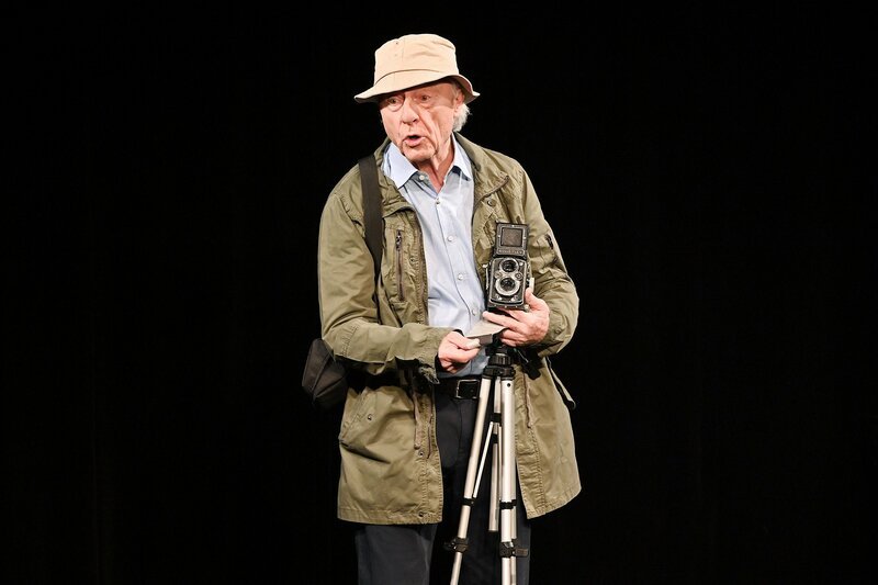 Der Fotograf: Emil Steinberger in seinem Programm «Alles Emil, oder?!» – Bild: SRF/​Ursula Hersperger