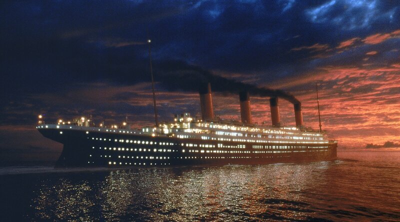 Im April des Jahres 1912 sticht die Titanic mit 2200 Menschen an Bord in See. Unter ihnen befinden sich die 17-jährige Rose DeWitt Bukater und der mittellose Maler Jack Dawson, der sich in letzter Sekunde beim Pokerspiel die Fahrkarte über den Atlantik sichern konnte … – Bild: 20th Century Fox Lizenzbild frei Im April des Jahres 1912 sticht die Titanic mit 2200 Menschen an Bord in See. Unter ihnen befinden sich die 17-jährige Rose DeWitt Bukater und der mittellose Maler Jack Dawson, der sich in letzter Sekunde beim Pokerspiel die Fahrkarte über den Atlantik sichern konnte … – Bild: 20th Century Fox Lizenzbild frei