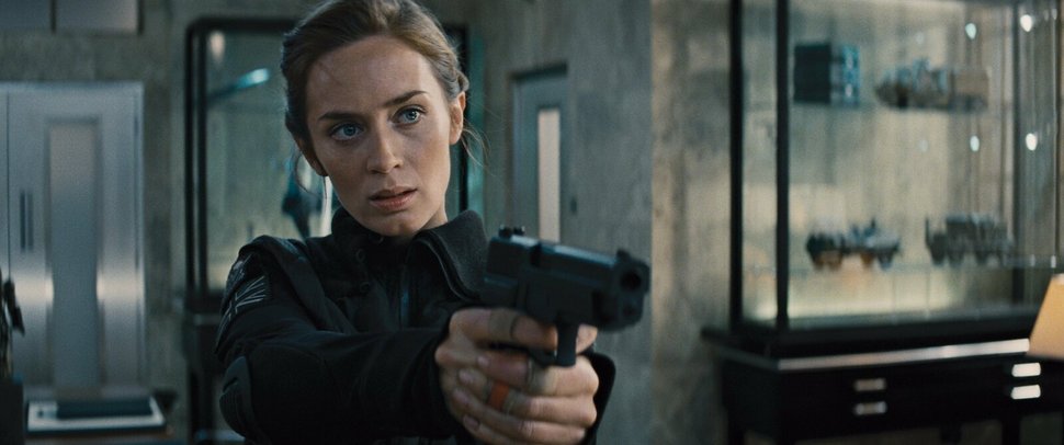 Sie gilt als Kriegsheldin im Kampf gegen eine feindliche Alienrasse, doch bisher gelingt es ihr nicht, den hochintelligenten Wesen endgültig den Garaus zu machen: Sergeant Rita Vrataski (Emily Blunt)… – Bild: Puls 4