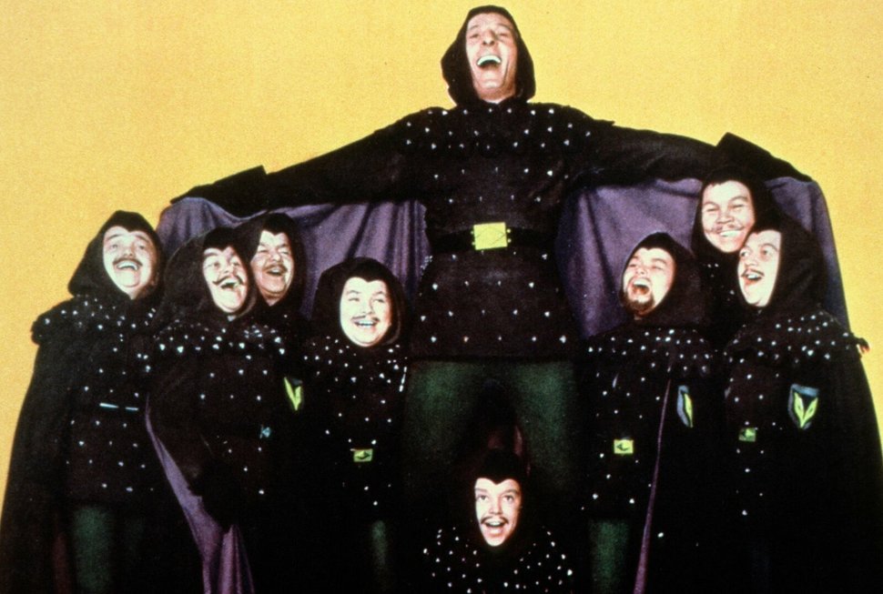 Hofnarr Hubert (Danny Kaye) bleibt zur Unterhaltung bei den Rebellen und kümmert sich um das königliche Kind. – Bild: Paramount Pictures