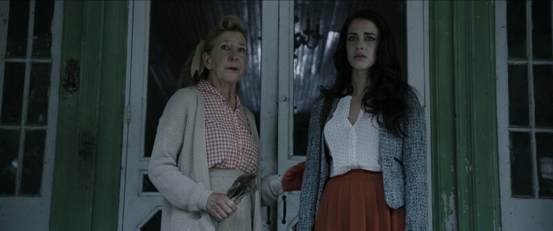 Allie (Lin Shaye, l.); Julia Talben (Jessica Lowndes, r.) – Bild: CONSTANTIN FILM VERLEIH GMBH Lizenzbild frei Allie (Lin Shaye, l.); Julia Talben (Jessica Lowndes, r.) – Bild: CONSTANTIN FILM VERLEIH GMBH Lizenzbild frei