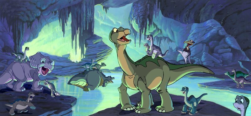 Littlefoot (re.) und Spike stoßen auf Mini-Dinos, die in Verstecken leben. Die großen Dinosaurier wollen die winzigen Artgenossen verjagen. Doch Littlefoot und seine Freunde lassen das nicht zu. – Bild: SUPER RTL