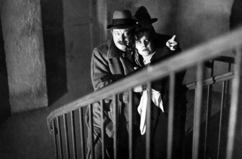 Kommissar Maigret (Harry Baur) und Edna Reichberg (Gina Manès) – Bild: ARTE France /​ © 1933 TF1 Droits Audiovisuels