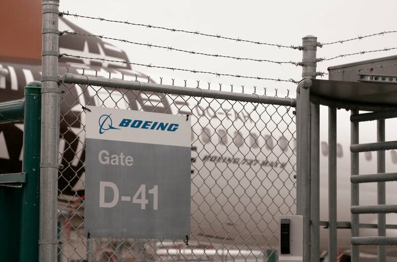 Boeing schottet sich ab. Ein Tor zum Werk ‚Renton‘ in Seattle. – Bild: ZDF und WDR.