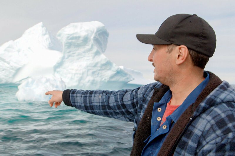 Per Schiff durch Kanadas Eisberg-Allee Marvi Clarke sammelt frisches Eis für seinen Lieferservice SRF/​NDR/​Matthias Wittkuhn – Bild: SRF2