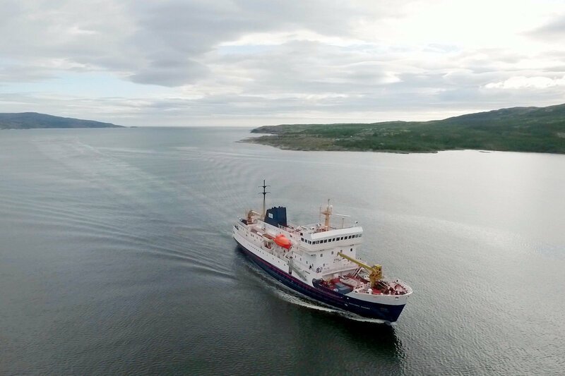 Per Schiff durch Kanadas Eisberg-Allee Die Northern Ranger fährt mit Passagieren und Fracht von Siedlung zu Siedlung – die einzige Fährverbindung im kurzen Sommer von Labrador. SRF/​NDR/​Matthias Wittkuhn – Bild: SRF2