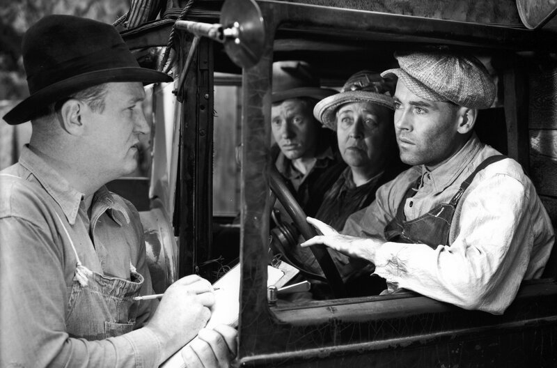 Ein Vorarbeiter (Joe Sawyer, li.) lässt Tom Joad (Henry Fonda, v.r.) und seine Familie auf die Keene Ranch. – Bild: arte