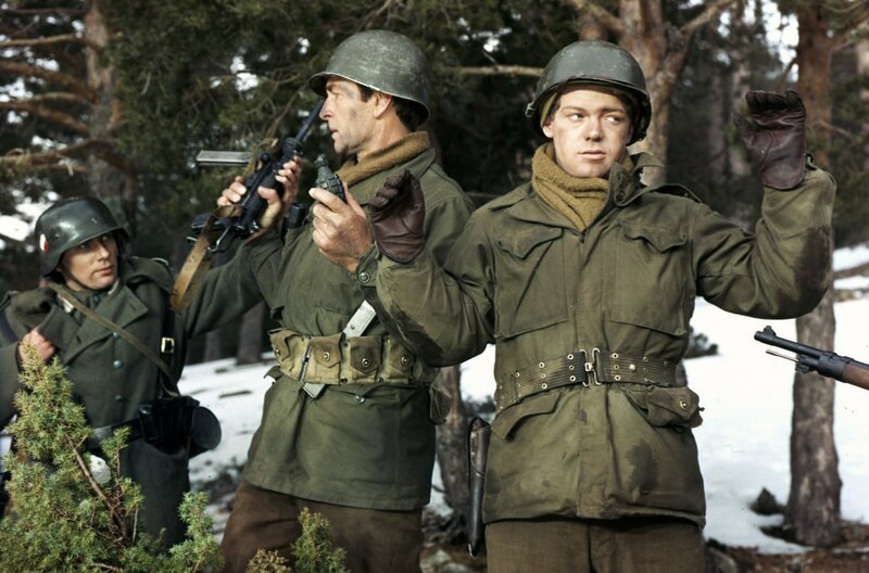 Sergeant Duquesne (George Montgomery, li.) und Lieutenant Weaver (James MacArthur, re.) werden von deutschen Soldaten festgenommen, nachdem sie von ihren Truppen getrennt wurden. – Bild: Warner Bros. /​ © Warner Bros.