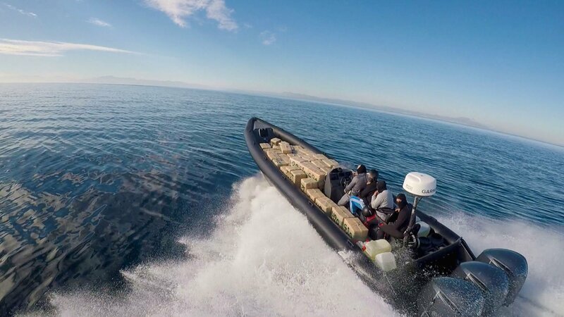Mit Schnellbooten transportieren Drogenschmuggler Cannabis von Marokko nach Spanien. Der kürzeste Weg führt über die Straße von Gibraltar. – Bild: ZDF und Almudena Garcia-Parrado./​Almudena Garcia-Parrado