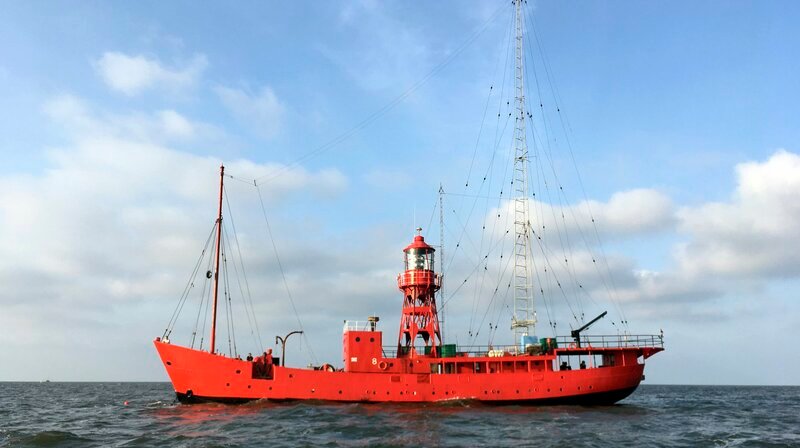 Piratensender auf See haben in den Niederlanden eine lange Tradition: Einmal im Jahr geht das ehemalige Feuerschiff „Jenni Baynton“ vor Terschelling live und weltweit als „Radio Seagull“ auf Sendung. Es ist das letzte aktive Radioschiff der Welt. – Bild: NDR / nonfictionplanet / Sebastian L Piratensender auf See haben in den Niederlanden eine lange Tradition: Einmal im Jahr geht das ehemalige Feuerschiff „Jenni Baynton“ vor Terschelling live und weltweit als „Radio Seagull“ auf Sendung. Es ist das letzte aktive Radioschiff der Welt. – Bild: NDR / nonfictionplanet / Sebastian L