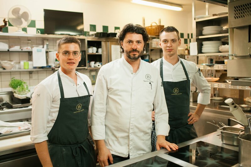 Gault Millau Koch des Jahres 2009 Thomas Dorfer mit seinen beiden Souchefs Manuel Hammerl, Weltmeisterkoch, und Andreas Wieser in der Küche. – Bild: ServusTV /​ Markus Christ