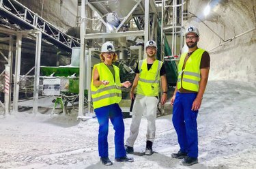 Im ältesten noch befahrenen Kalibergwerk der Welt lernen die „Xenius”-Moderatoren Dörthe Eickelberg (li.) und Pierre Girard (re.) von Sprengsteiger Philipp Stephan (Mi.), wie er Salz für den Winterdienst gewinnt – Bild: arte Im ältesten noch befahrenen Kalibergwerk der Welt lernen die „Xenius”-Moderatoren Dörthe Eickelberg (li.) und Pierre Girard (re.) von Sprengsteiger Philipp Stephan (Mi.), wie er Salz für den Winterdienst gewinnt – Bild: arte