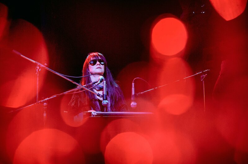 Nico (Trine Dyrholm) bei einem Auftritt während ihrer letzten Konzertreise – Bild: Vivo film/​Tarantula/​Emanuela Scarpa /​ © Vivo film/​Tarantula/​Emanuela Scarpa