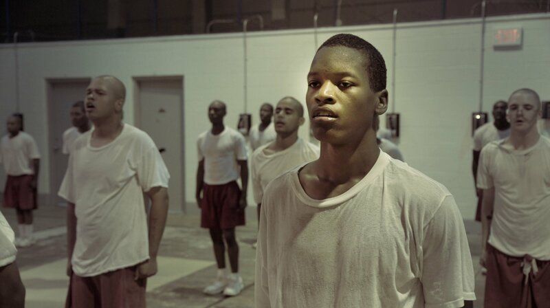 Der Dokumentarfilm zeigt das unsichere, zuweilen gefährliche Leben in der South Side von Chicago aus der Perspektive von zwei jungen, außergewöhnlich talentierten Boxern und den Vätern, die sie trainieren. Während einer der beiden eine vielsprechende Karriere im Boxring startet, büßt der andere eine lange Gefängnisstrafe ab. – Destyne Butler Jr. im Bootcamp. – Bild: WDR/​Sutor Kolonko e.K./​Tom Bergmann