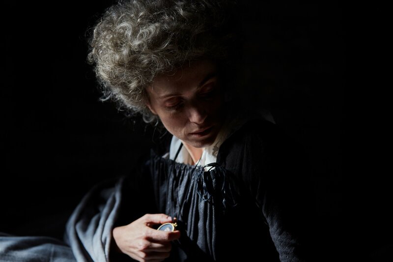 Spielszene: Im Gefängnis wird Marie-Antoinette zuletzt auch das Medaillon weggenommen, in dem Porträts ihres Mannes und ihrer beiden Kinder sind. – Bild: ZDF und Jeremie Leon. Spielszene: Im Gefängnis wird Marie-Antoinette zuletzt auch das Medaillon weggenommen, in dem Porträts ihres Mannes und ihrer beiden Kinder sind. – Bild: ZDF und Jeremie Leon.