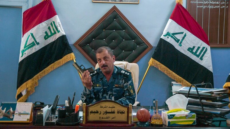 Der Polizeichef des Irak mit einer Glock. – Bild: ORF/Geyrhalter Film/Friedrich Ofner Filmproduktion Der Polizeichef des Irak mit einer Glock. – Bild: ORF/Geyrhalter Film/Friedrich Ofner Filmproduktion