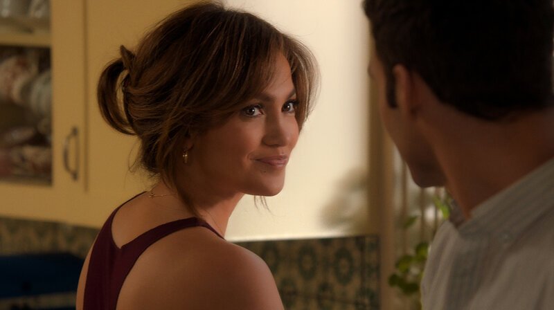 Zuerst ist Claire (Jennifer Lopez) begeistert von ihrem Nachbarn Noah (Ryan Guzman). – Bild: ZDF und Suzanne Hanover