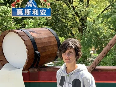 Gergana Slavova vor einem symbolischen Joghurtfass. Die Chinesen haben dieses "Joghurt-Denkmal" für das bulgarischen Dorf Momchilovtsi gespendet. – Bild: BR / © BR 2019/Till Rüger Gergana Slavova vor einem symbolischen Joghurtfass. Die Chinesen haben dieses "Joghurt-Denkmal" für das bulgarischen Dorf Momchilovtsi gespendet. – Bild: BR / © BR 2019/Till Rüger