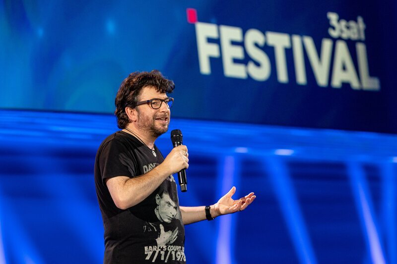 3satFestival 2020, Festhalle Messe Frankfurt, Auftritt Hennes Bender – Bild: ZDF und JANA KAY. 3satFestival 2020, Festhalle Messe Frankfurt, Auftritt Hennes Bender – Bild: ZDF und JANA KAY.