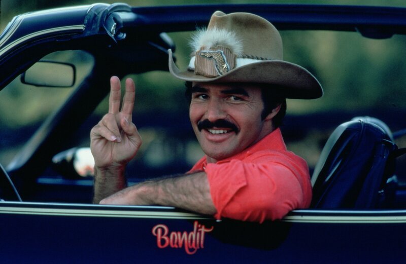Ein ausgekochtes Schlitzohr (Burt Reynolds) ist wieder auf Achse … – Bild: 1980 Universal City Studios, Inc. All rights reserved. Lizenzbild frei