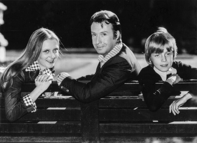 Peter Alexander mit seinen Kindern Susi und Michael. – Bild: ORF