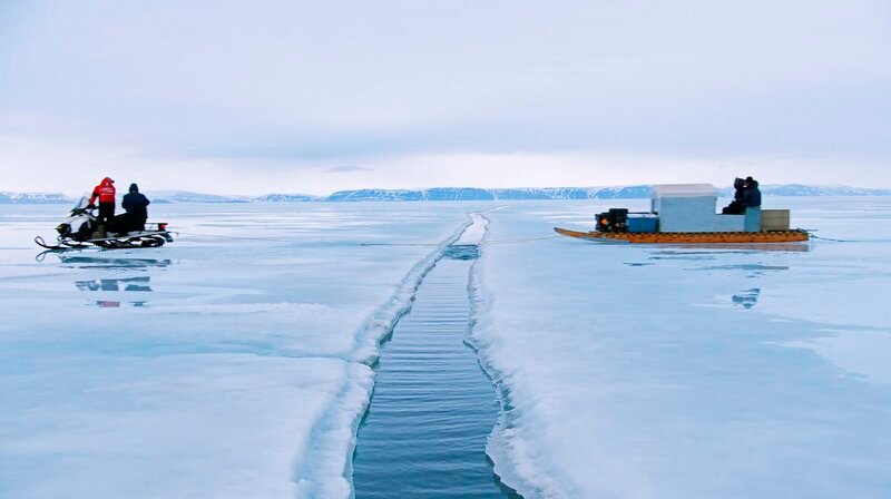 Immer wieder schneiden gigantische Risse dem Team der Exkursion den Weg zu den Tauchstellen ab. – Bild: SWR/​Geoffroy Beauchemin