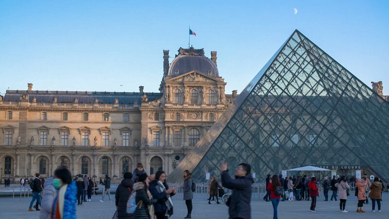 Außentotale Louvre, Paris. – Bild: ORF/​Kobalt Documentary GmbH/​Daniel Waldkecker