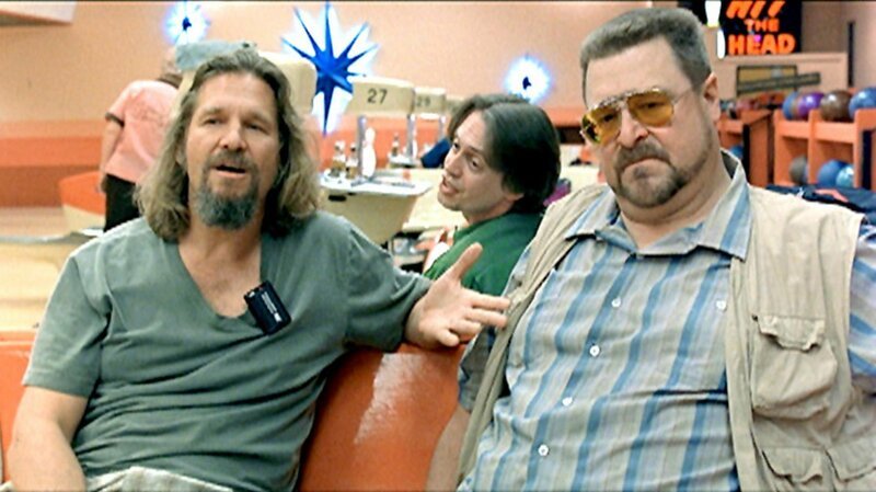 Lebowski (Jeff Bridges, li.), und seine Kumpel Walter (John Goodman, re.) und Donny (Steve Buscemi) vertreiben sich ihre Zeit beim Bowling! – Bild: RTL Zwei