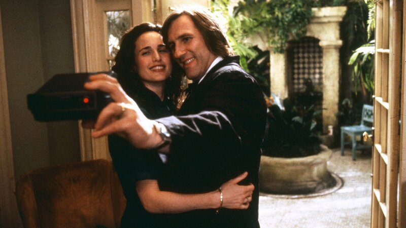 Amerikanerin Brontë Parrish (Andie MacDowell) lässt sich auf eine Ehe mit Franzosen Georges Fauré (Gérard Depardieu) ein. – Bild: RTL Zwei