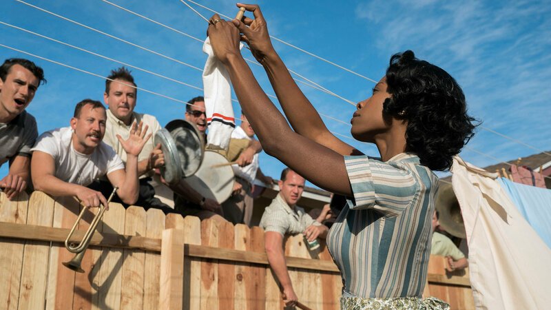 Suburbicon Karimah Westbrook als Mrs. Mayers mit unidentifizierten Nebendarstellern SRF/2017 Concorde Filmverleih GmbH / Hilary Bronwyn Gayle – Bild: SRF2 Suburbicon Karimah Westbrook als Mrs. Mayers mit unidentifizierten Nebendarstellern SRF/2017 Concorde Filmverleih GmbH / Hilary Bronwyn Gayle – Bild: SRF2