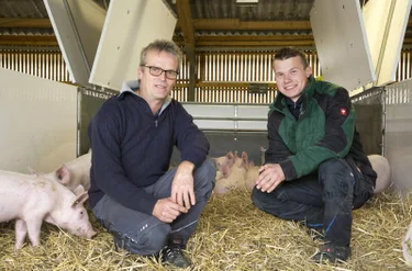Heinrich Fritz-Emmerich (links) und sein Sohn Andreas haben bislang einen konventionellen landwirtschaftlichen Betrieb in Leidenhofen und wollen nun auf Bio umstellen. – Bild: BR/HR Heinrich Fritz-Emmerich (links) und sein Sohn Andreas haben bislang einen konventionellen landwirtschaftlichen Betrieb in Leidenhofen und wollen nun auf Bio umstellen. – Bild: BR/HR