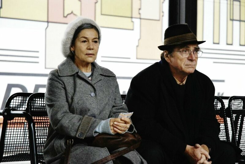 Um die Kinder in Berlin zu besuchen, haben sich Rudi (Elmar Wepper) und Trudi (Hannelore Elsner) aus dem Allgäu aufgemacht und fühlen sich der Hauptstadt plötzlich ganz verloren. – Bild: BR/Majestic Filmverleih GmbH / Patrick Zorer Lizenzbild frei Um die Kinder in Berlin zu besuchen, haben sich Rudi (Elmar Wepper) und Trudi (Hannelore Elsner) aus dem Allgäu aufgemacht und fühlen sich der Hauptstadt plötzlich ganz verloren. – Bild: BR/Majestic Filmverleih GmbH / Patrick Zorer Lizenzbild frei