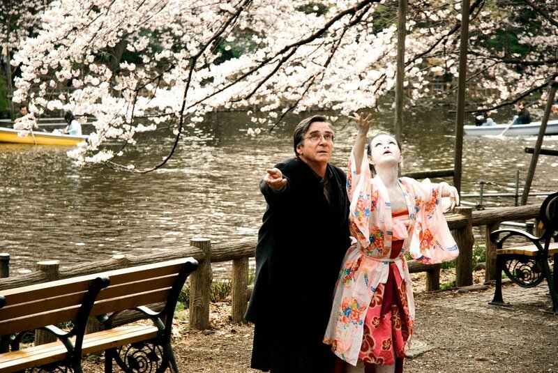 Die Butho-Tänzerin Yu (Aya Irizuki) zeigt Rudi (Elmar Wepper) den Weg mit seiner Frau auch über den Tod hinaus zu kommunizieren. – Bild: BR/​Majestic Filmverleih GmbH /​ Patrick Zorer Lizenzbild frei