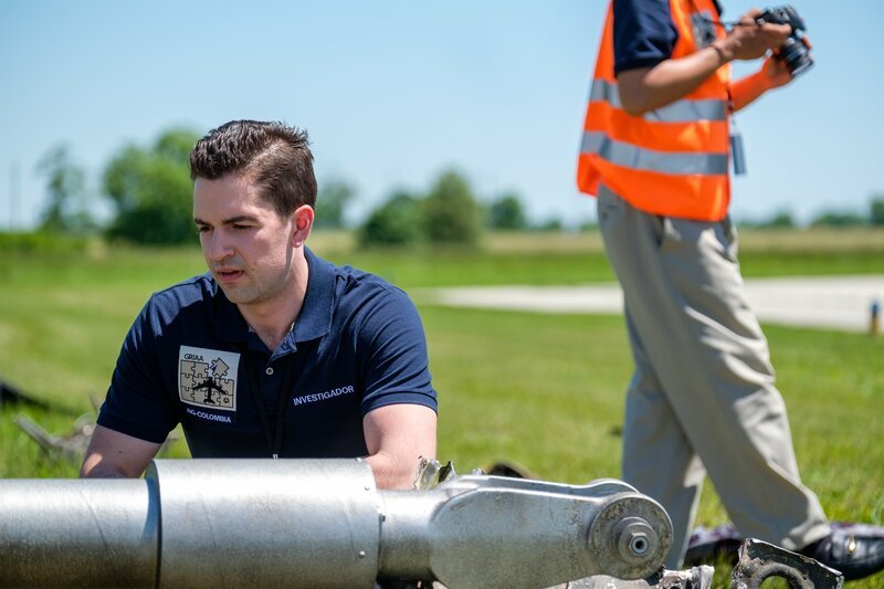 Brantford, Ontario, Canada – Investigator Echeverri (played by Isaiah Kolundzic) studies some debris from Aires Flight 8250. (Cineflix 2019/​Darren Goldstein) – Bild: Copyright © The National Geographic Channel.