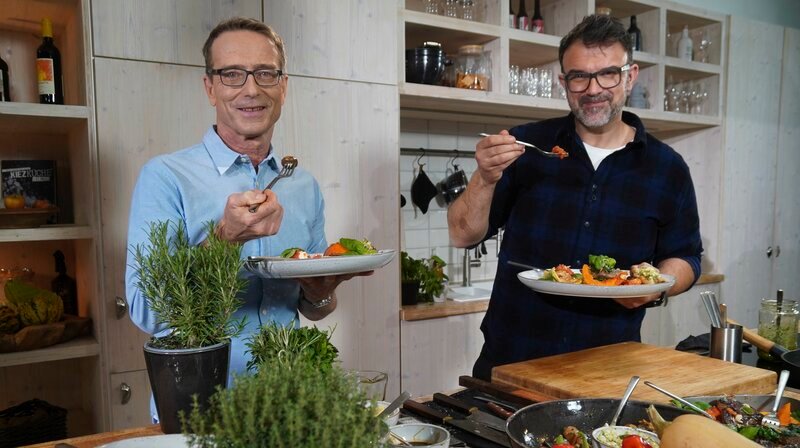 NDR Fernsehkoch Tarik Rose und Ernährungs-Doc Matthias Riedl bereiten in ihrer Wohlfühl-Küche leckere Häppchen für einen gemütlichen und entspannten Abend mit Freund*innen vor. Für die Snacks werden nur wenige Zutaten benötigt, sie lassen sich gut vorbereiten und schnell servieren. – Bild: NDR/​dmfilm/​Florian Kruck