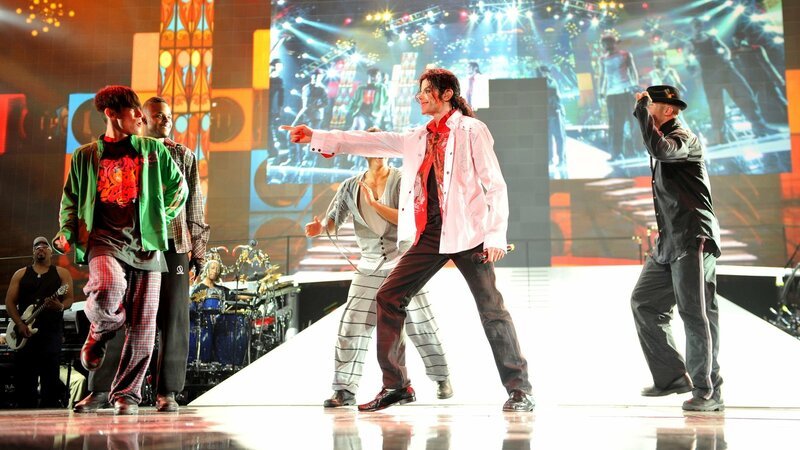 Der Film zeigt die letzten Lebenstage Michael Jacksons, wobei die Proben zu seiner geplanten „This is it“-Tour in der Londoner O2-Arena im Mittelpunkt stehen. – Bild: RTL Zwei