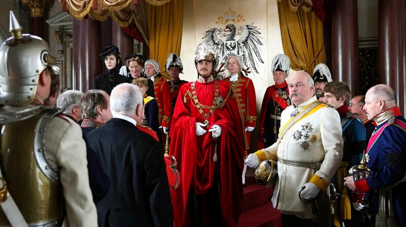 Wilhelm II. (Florian Fischer, Mitte) und Otto von Bismarck (Torsten Münchow, rechts) – Bild: phoenix/BR Wilhelm II. (Florian Fischer, Mitte) und Otto von Bismarck (Torsten Münchow, rechts) – Bild: phoenix/BR