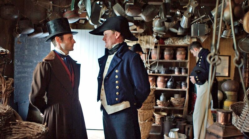 Darwin wird von Schiffsarzt McCormick, dem Naturforscher der „HMS Beagle“, abgekanzelt. Darwin beschließt, ihn loszuwerden und seine Stelle einzunehmen. – Bild: phoenix/​ZDF/​Jürgen Stumpfhaus