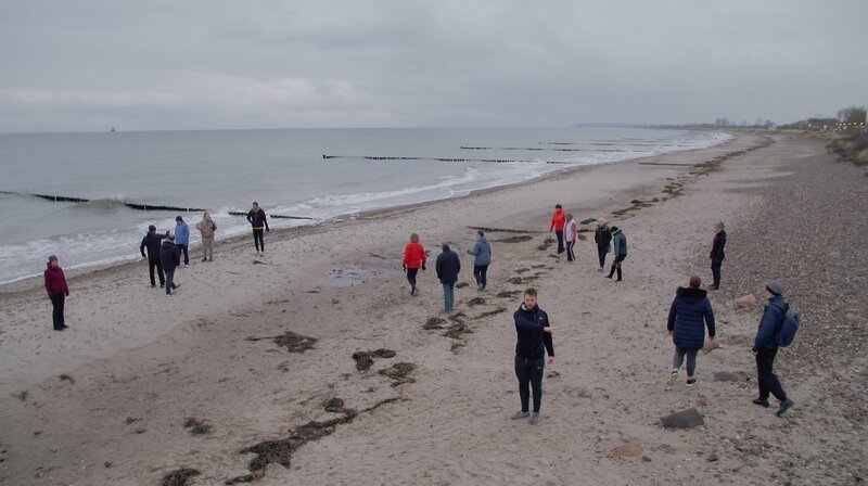 Atemtherapie am Strand in Heiligendamm. Viele der Post-Covid Betroffenen müssen das Atmen neu lernen. – Bild: NDR Atemtherapie am Strand in Heiligendamm. Viele der Post-Covid Betroffenen müssen das Atmen neu lernen. – Bild: NDR