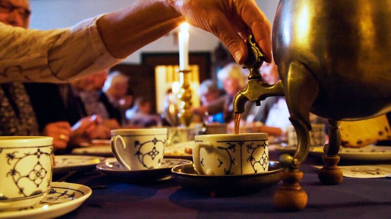 Bei der „Bergischen Kaffeetafel“ kommt der Kaffee aus der dreibeinigen zinnerne Kaffeekanne, der „Dröppelminna“. – Bild: WDR