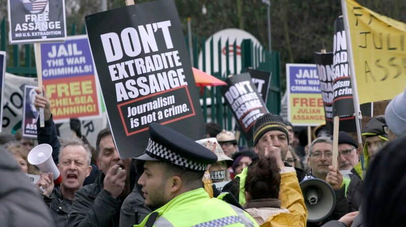 Proteste gegen die Auslieferung Julian Assanges in London 2020. – Bild: WDR/​inselfilm produktion/​Chris Trieloff