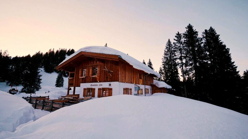 Hochoben, jenseits des Rotlechtals, liegt erhaben die Ehenbichler Alm. – Bild: ORF/​BR/​Felix Kainz, Dominik Somweber