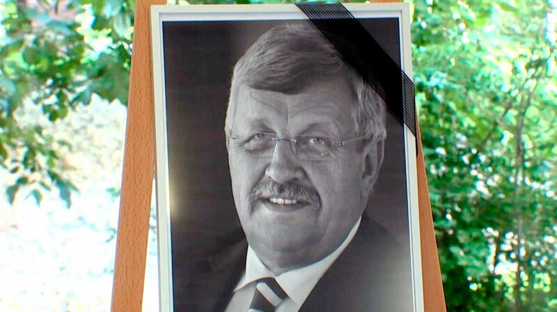 Gedenkfoto des erschossenen Kasseler Regierungspräsidenten Walter Lübcke. – Bild: HR