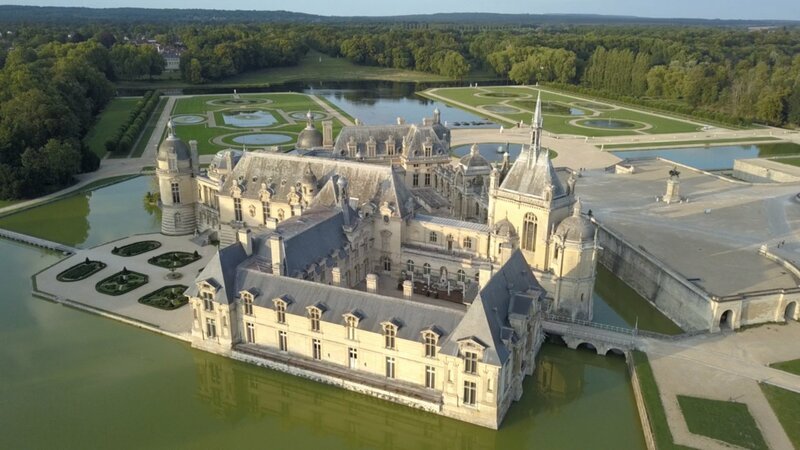 Schloss Chantilly umgeben von Wasserbecken und einem 115 Hektar großen Park bilden ein märchenhaftes Szenario. Ein Meisterwerk der barocken Gärten, das von André Le Nôtre, dem „Gärtner“ von Versailles, geschaffen wurde. – Bild: ZDF und Christophe Astruc.