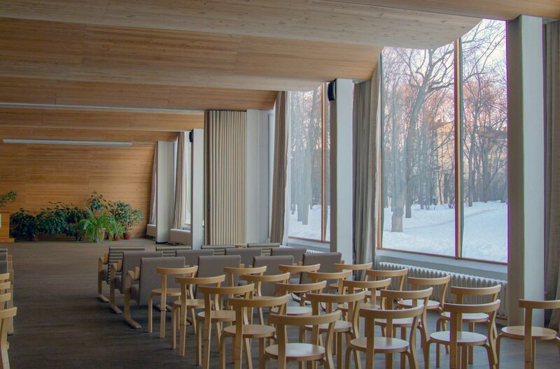 Mittels Materialien wie Glas, Holz, Beton und Ziegel ließ der finnische Meisterarchitekt Alvar Aalto seine modernen Interpretationen von romanischen Foren oder venezianischen Amphitheatern entstehen. – Bild: Euphoria Film /​ ARTE