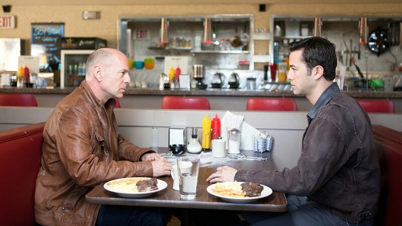 Joe (Joseph Gordon-Levitt, re.) und sein älteres Ich (Bruce Willis) – Bild: RTL Zwei