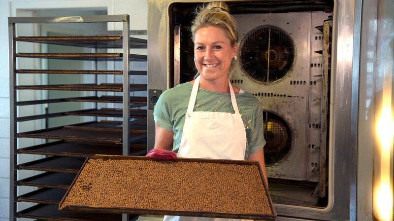 Gastgeberin Linda Kelly vom Dreigenerationenhof in Herdwangen-Schönach. Auf dem Hof hat Linda Kelly Süßlupinen für sich entdeckt – eine regionale Hülsenfrucht. Daraus stellt sie eine Vielzahl von Produkten her u.a. Nudeln und Kaffee. – Bild: WDR/​Melanie Grande