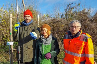 Die "Xenius"-Moderatoren Dörthe Eickelberg (Mi.) und Pierre Girard (re.) schneiden mit dem Biologen Manfred Forstreuter (re.) kleine Zweige von verschiedenen Bäumen ab, um deren Wasserhaushalt zu bestimmen. – Bild: NDR / © Labo M Die "Xenius"-Moderatoren Dörthe Eickelberg (Mi.) und Pierre Girard (re.) schneiden mit dem Biologen Manfred Forstreuter (re.) kleine Zweige von verschiedenen Bäumen ab, um deren Wasserhaushalt zu bestimmen. – Bild: NDR / © Labo M